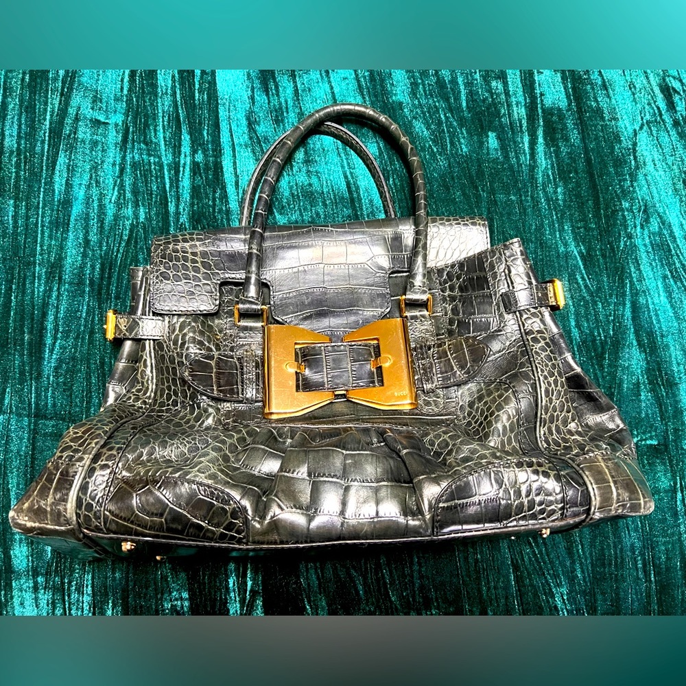 Authentic Gucci Dialux Queen handbag in black pebble leather w/gold bow hardware